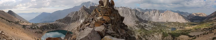 Panorama van de bergen van Kings Canyon met meer en tour
