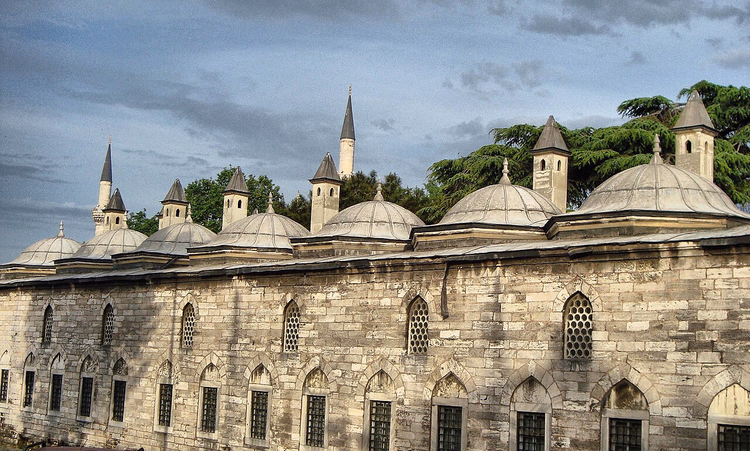 Koepels en stenen gevel van een oude madrasa