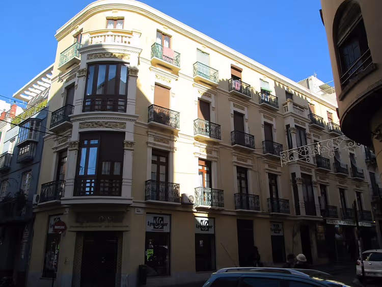 Facciata di un edificio d'angolo con balconi a Malaga