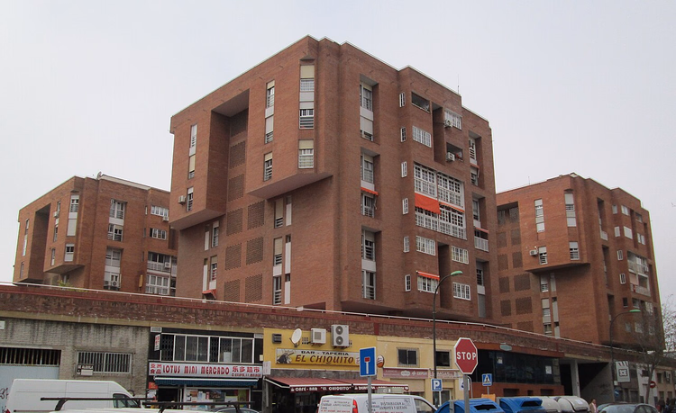 Palazzi residenziali in mattoni su Calle Eslava a Malaga