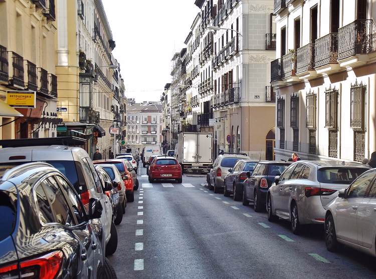 Via Argensola con edifici residenziali e auto