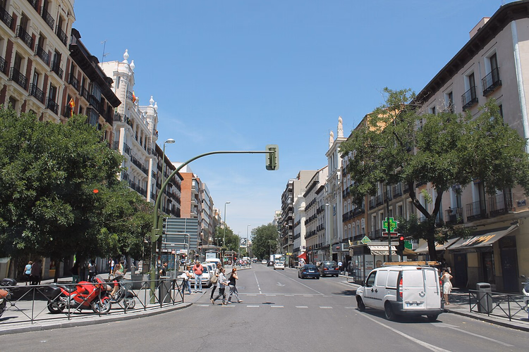 Via Fuencarral a Madrid in una giornata di sole