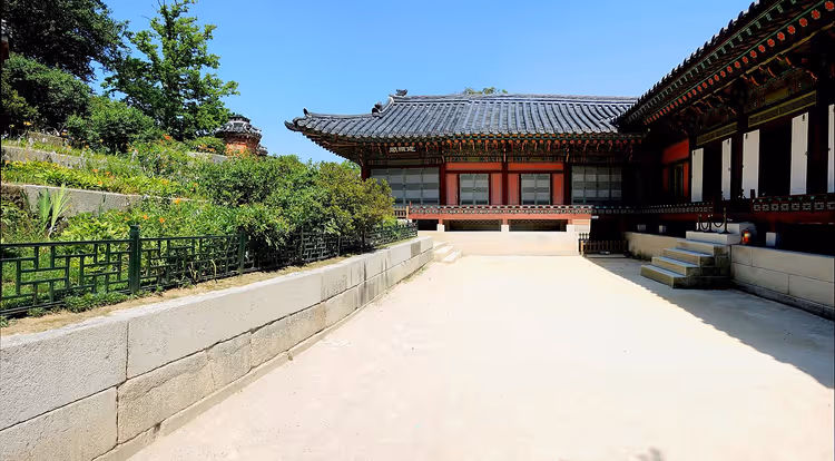 Kiremit çatılı Gyeongbokgung Sarayı'nın bir köşesi