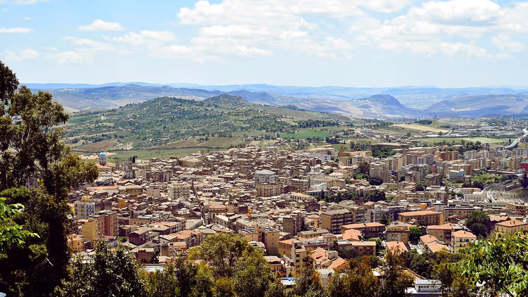 Panorama over Caltanissetta med omkringliggende åser