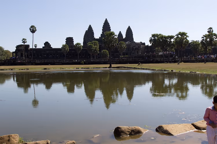 Angkor Wat tapınağı ve göletteki yansıması