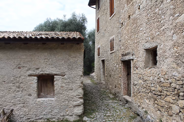 Mittelalterliches Dorf Campo oberhalb des Gardasees