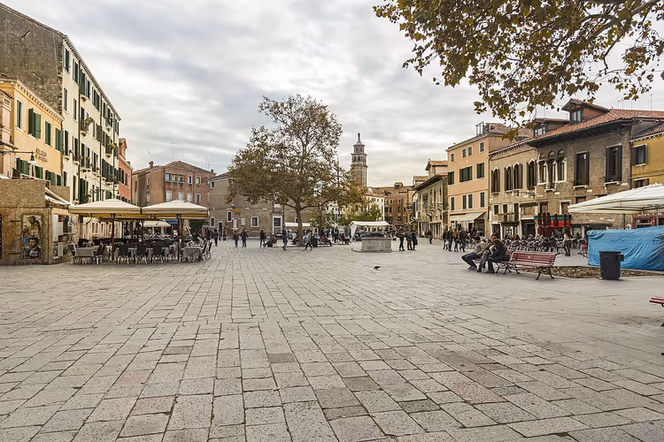 Campo Santa Margherita met cafés en voorbijgangers
