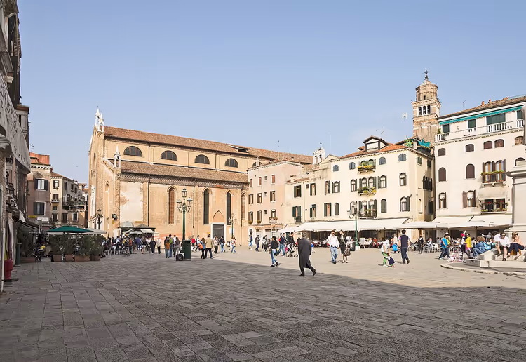 Santo Stefano-kerk aan een plein in Venetië