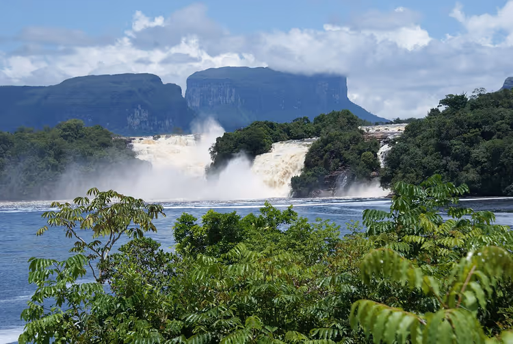 Canaima Parkı'nda şelale ve tepui