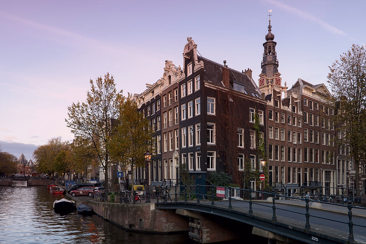 Canale e case antiche nel centro di Amsterdam