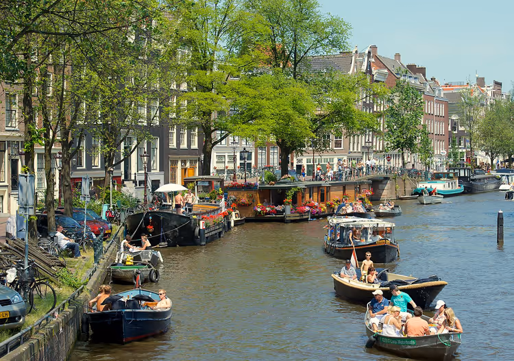 Grachten und Häuser im Centrum von Amsterdam
