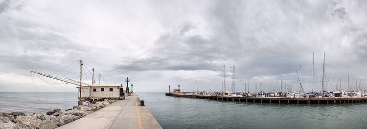 Brygge ved Cervia-kanalen og marina med yachter