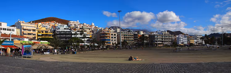 Los Cristianos sandstrand med by og fjell