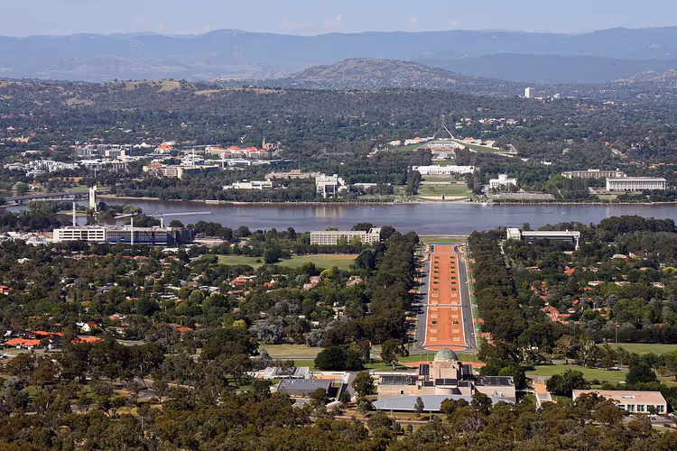 Panoramisch uitzicht over Canberra vanaf Mount Ainslie