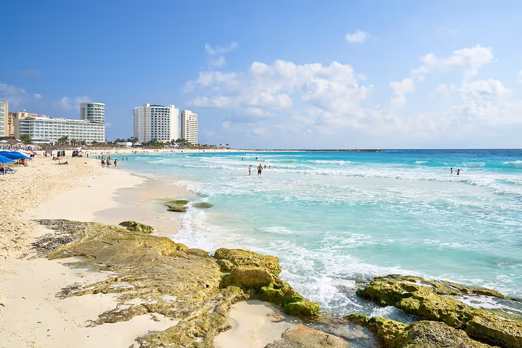 Strand van Cancun met hotels en turquoise water