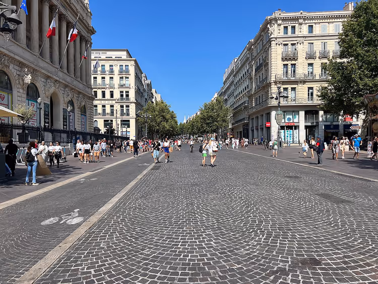 La Canebière, en bred gate i Marseille med brostein
