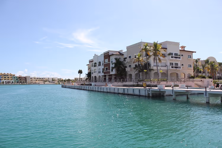 Turkuaz suyu ve palmiye ağaçlarıyla Cap Cana marinası