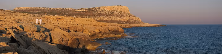 Rotsachtige kust van Cape Greco en de zee