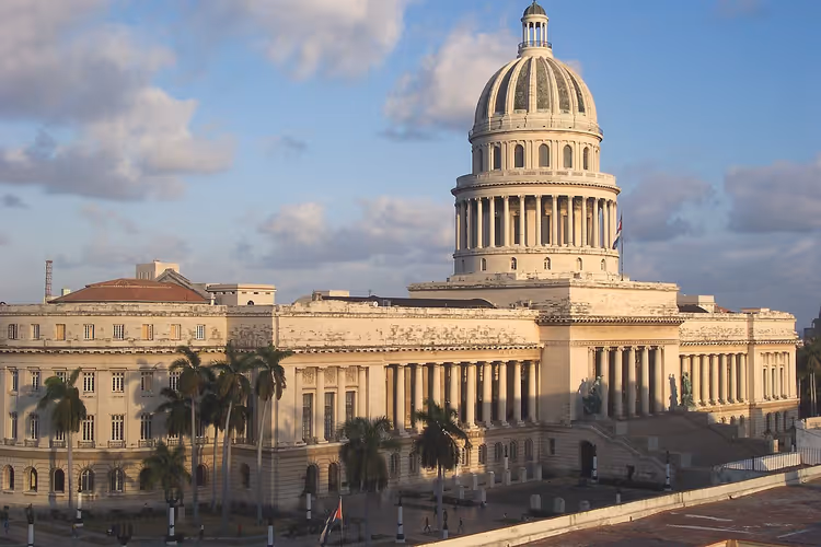 Gündüz Havana Kapitolü'nün kubbesi ve sütun dizisi