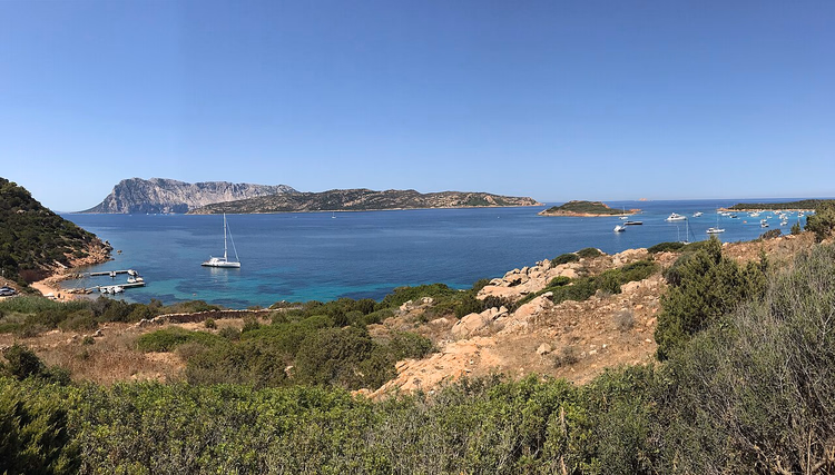 Yatlar ve Tavolara manzarasıyla Capo Coda Cavallo koyu