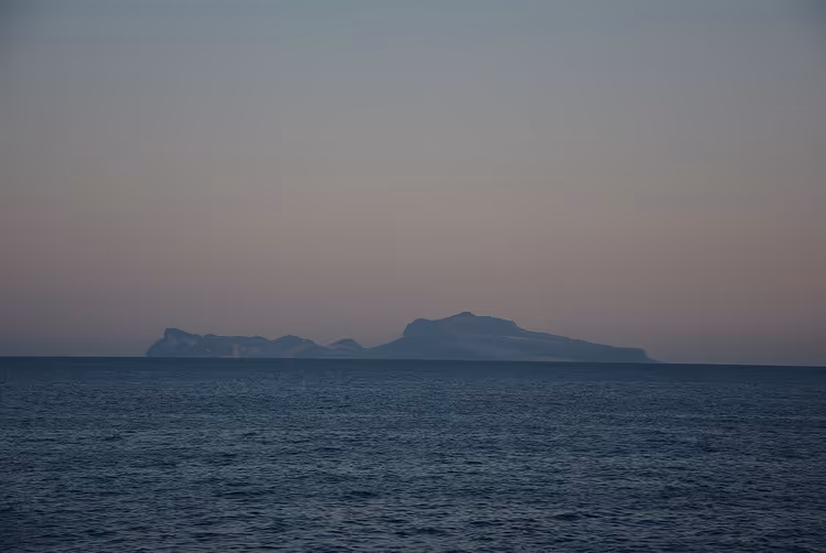 Alacakaranlıkta ufukta Capri'nin silueti
