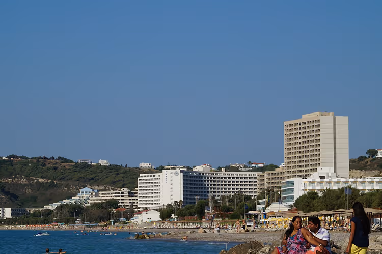 Strand van Ixia met hoogbouw hotels aan de kust