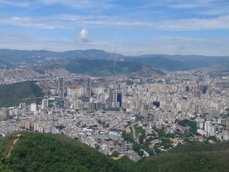 Panorama av Caracas fra El Ávila-fjellet