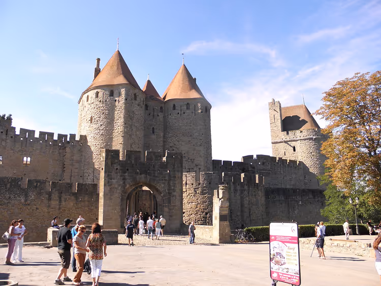 Tor und Türme der Festung Carcassonne mit Touristen