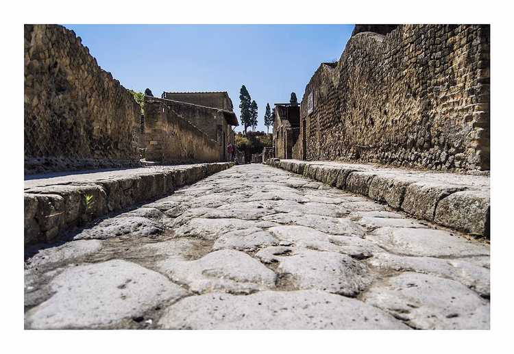 Brolagt gammel gate blant ruinene i Herculaneum