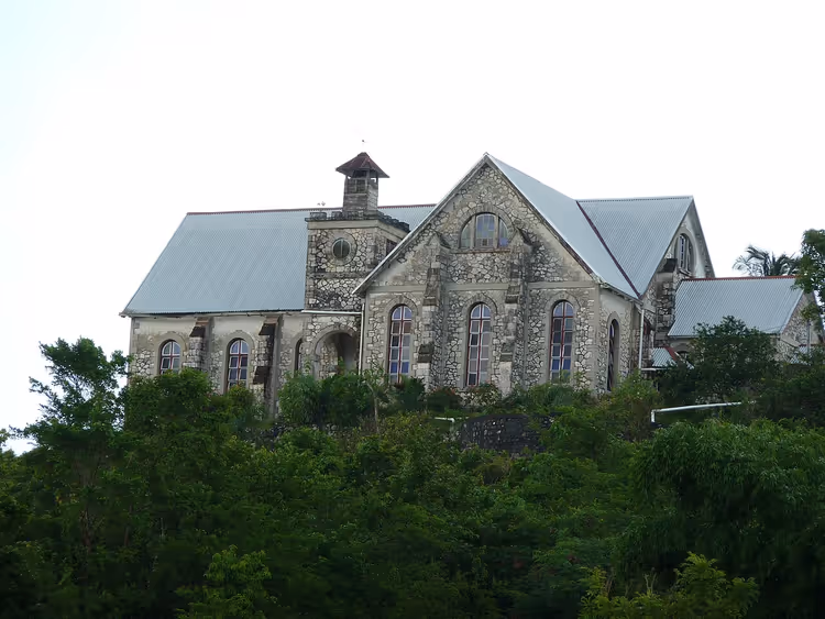 gammel steinkirke med klokketårn på en ås