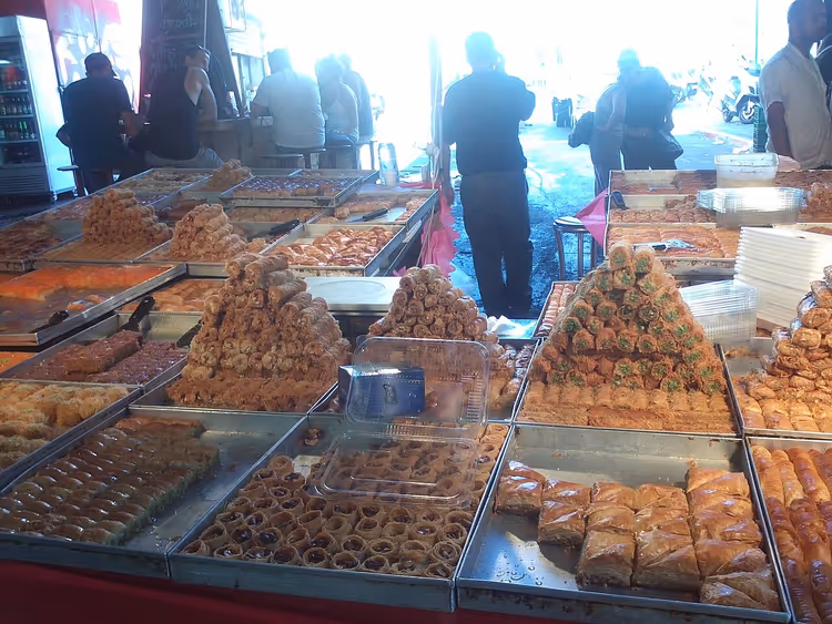 Disk med baklava og søtsaker fra Midtøsten