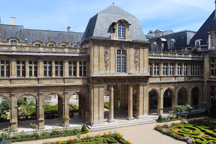 Hôtel Carnavalet'nin avlusu ve bahçesi