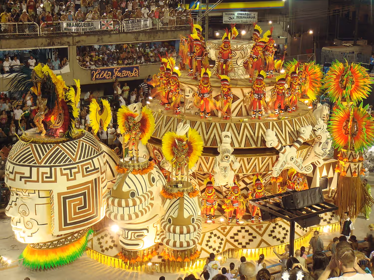 Kostüme und Festwagen beim Karneval in Rio