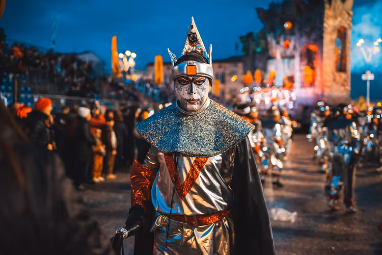 Karnevalsteilnehmer in Viareggio mit Maske und Kostüm