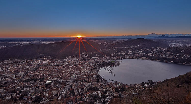 Utsikt over Como og sjøen ved solnedgang