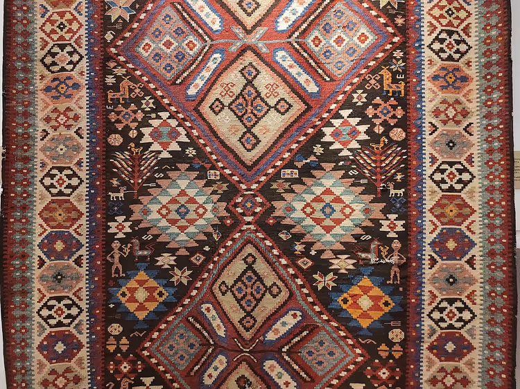 Hayat ağacı ve geometrik desenli Ermeni halısı