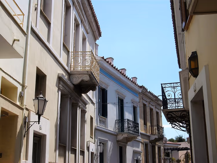 Schmale Gasse in Plaka mit neoklassizistischen Fassaden