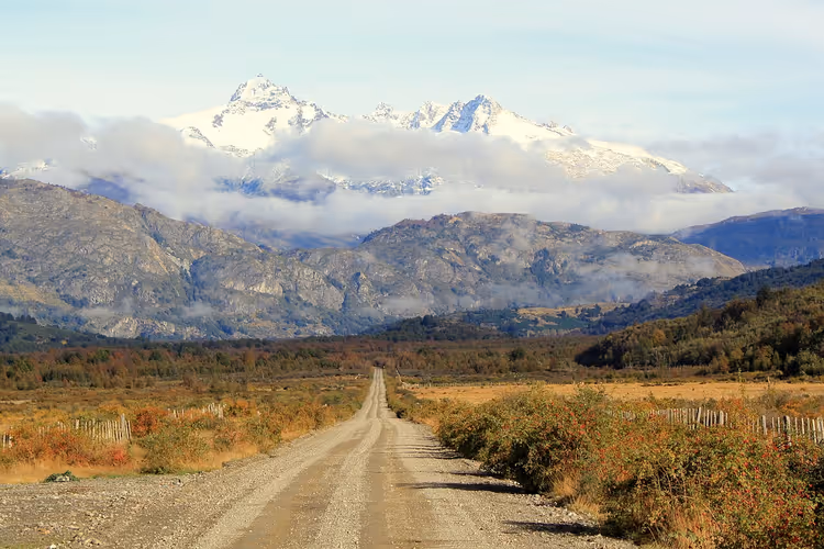 Karlı dağlara uzanan Carretera Austral toprak yolu