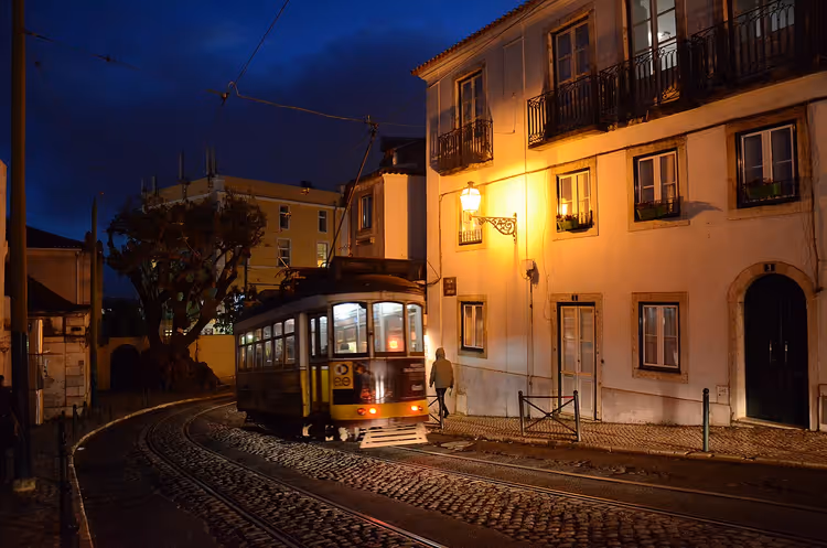 Tramway jaune 28 dans une rue de Lisbonne