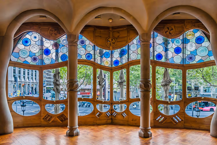 Interieur van de salon van Casa Batlló met glas-in-lood en zuilen