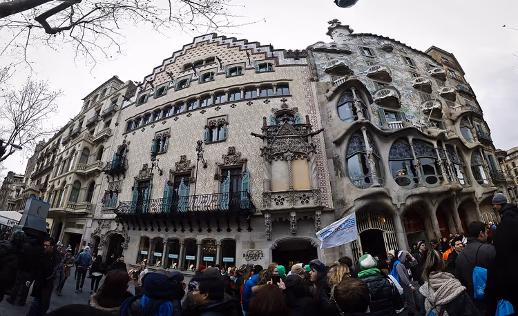 Casa Amatller'in cephesi ve sokaktaki kalabalık