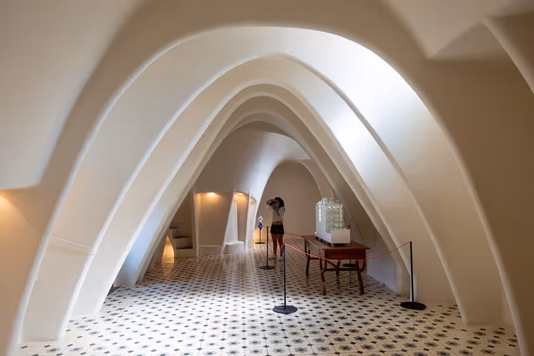 Witte catenoïde bogen op de zolder van Casa Batlló