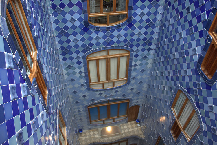 Lichtschacht met blauwe tegels in Casa Batlló