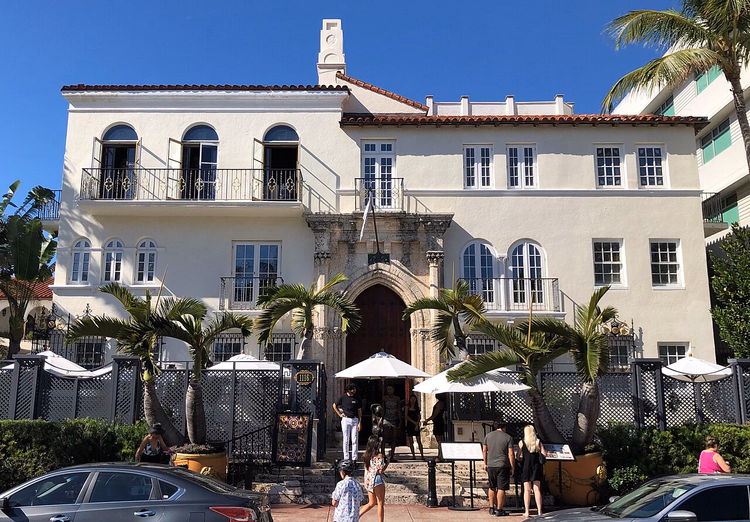 Façade blanche de la villa Versace sur Ocean Drive