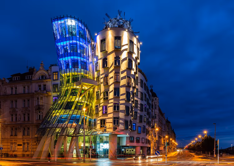 Dansende hus i Praha med nattbelysning
