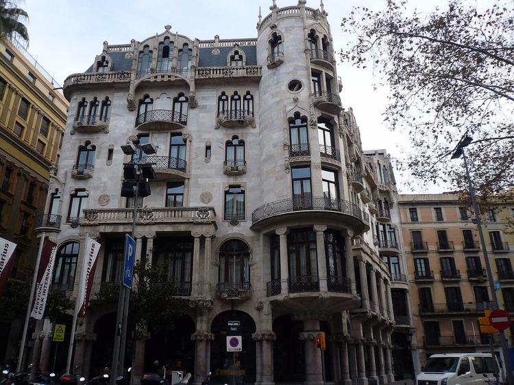 Fassade des Hotels Casa Fuster am Passeig de Gràcia