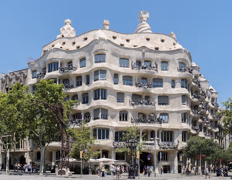 Totaalbeeld van de golvende façade van Casa Milà