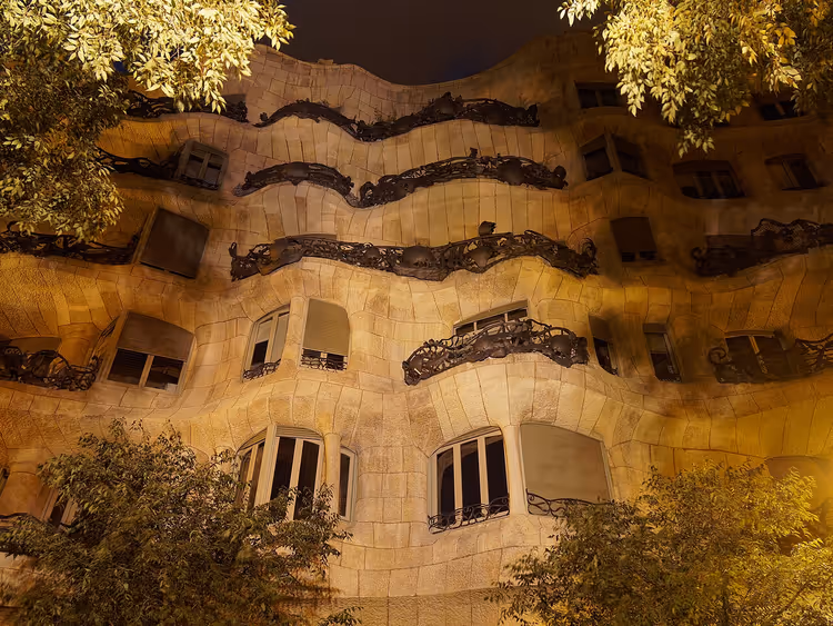 Casa Milà'nın dövme demir balkonlu gece cephesi