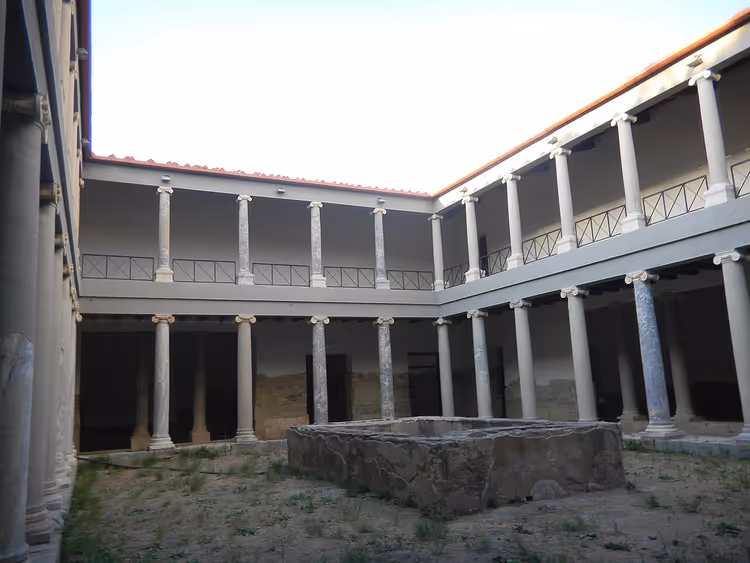 Binnenplaats van een Romeins huis met een colonnade en bassin