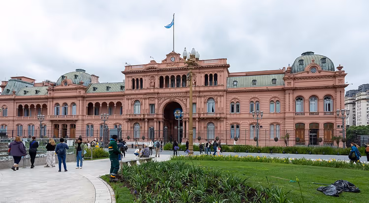 Buenos Aires'taki Plaza de Mayo'da Casa Rosada